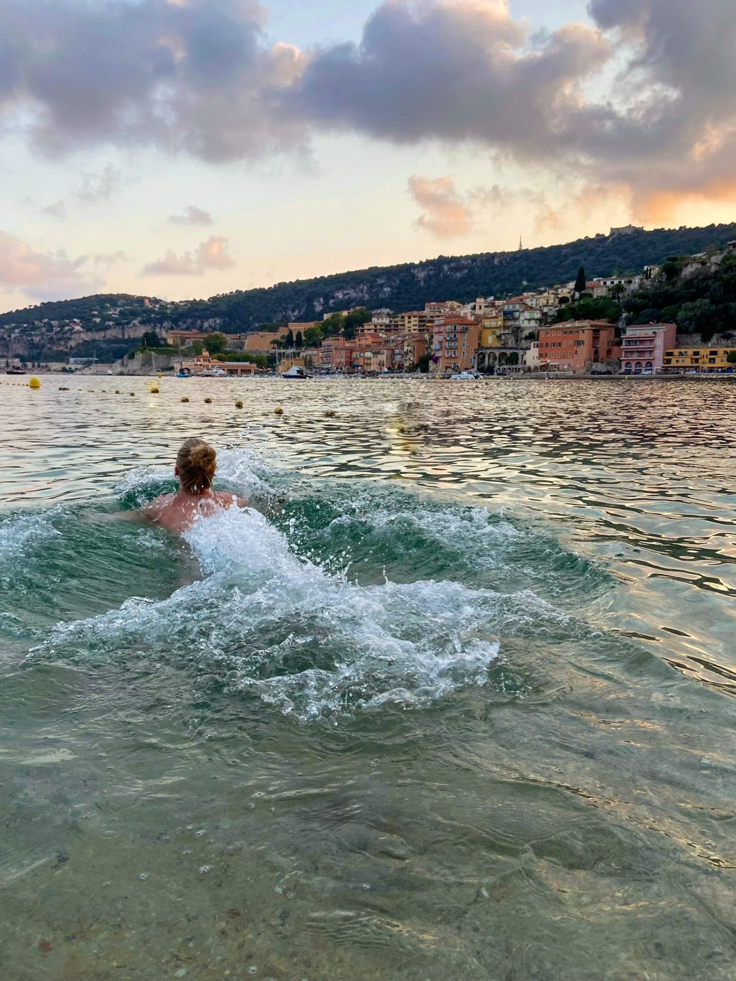 Zwemmen bij zonsondergang in Villefranche-sur-Mer
